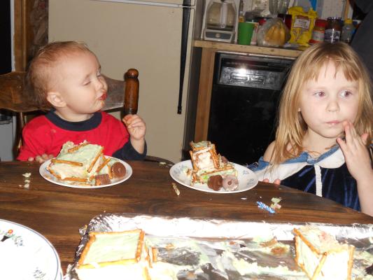Joshua and Sarah eat cake. 