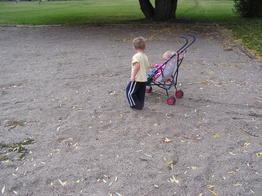 Noah and Sarah go to the park.