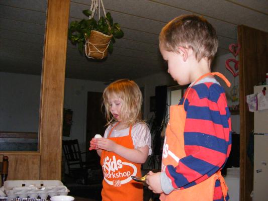 Sarah and Noah dyeing eggs