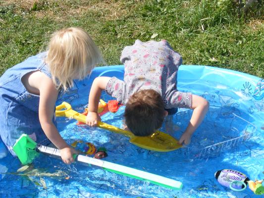 Noah and Sarah play in the pool