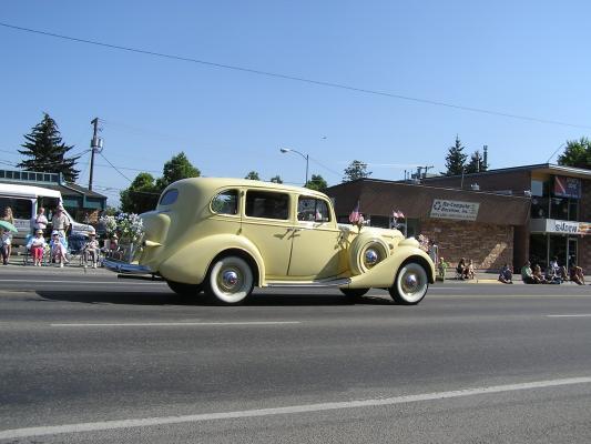 Antique cars in the Sweet Pea Festival Parade.
