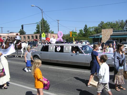 Annie / Center for Cancer Support.
Sweet Pea Festival Parade.