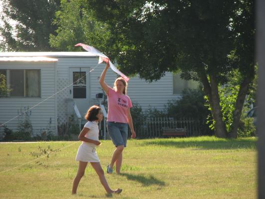 Katie and Malia trying to get the kite up.