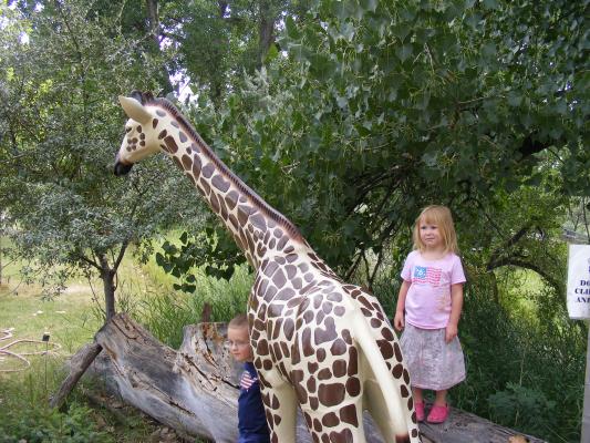 Noah and Sarah by a giraffe sculpture.